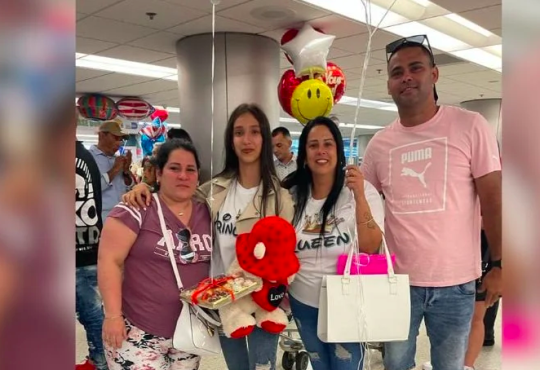 Familia cubana arriba a EEUU a casi 5 meses de aplicar al parole