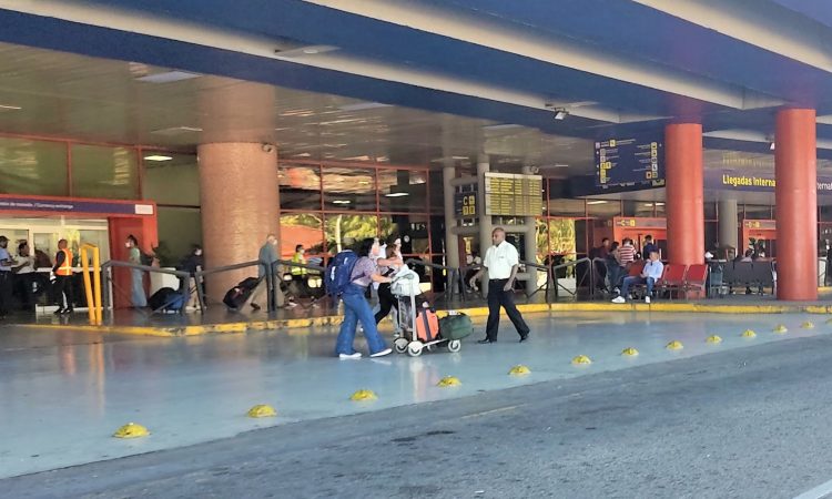 Aeropuerto Habana pasajeros maletas