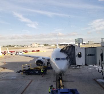 pasillo del aeropuerto al avion