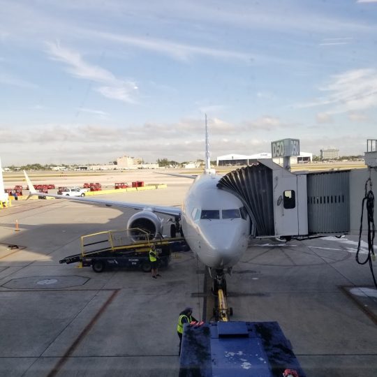 pasillo del aeropuerto al avion