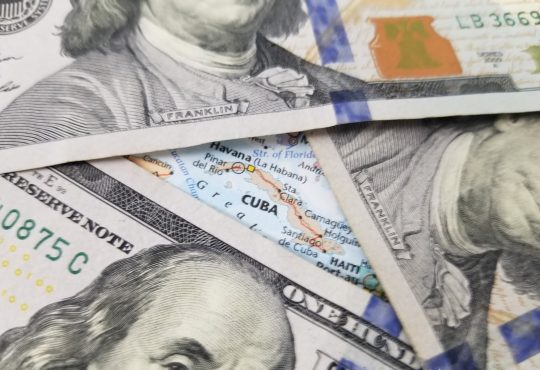 La caída del dólar y el euro en el mercado informal cubano está generando incertidumbre y diversas reacciones entre la población y los sectores económicos