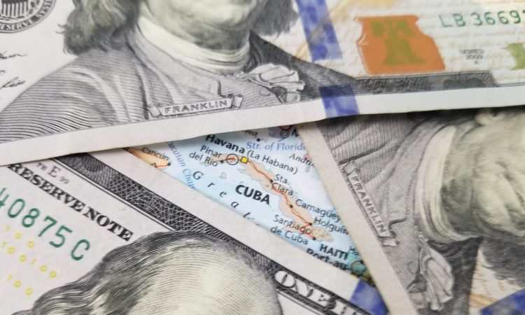 La caída del dólar y el euro en el mercado informal cubano está generando incertidumbre y diversas reacciones entre la población y los sectores económicos