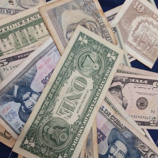 El dólar cae por debajo de 300 CUP en el mercado informal cubano tras anuncio del gobierno