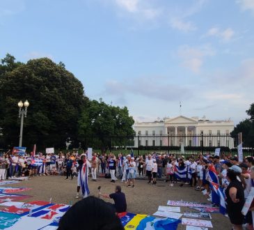 Cubanos frente a la casa blanca