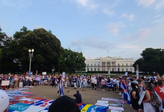 Cubanos frente a la casa blanca