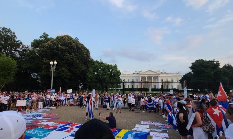 Cubanos frente a la casa blanca