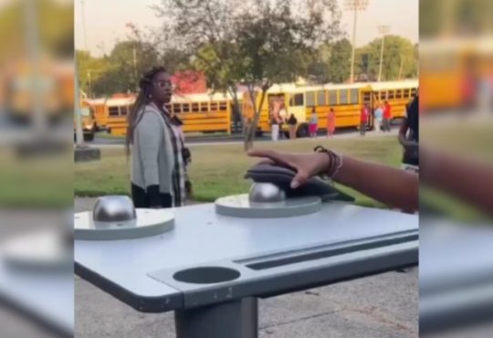 Escuelas-de-EEUU-obligan-a-estudiantes-a-guardar-sus-celulares