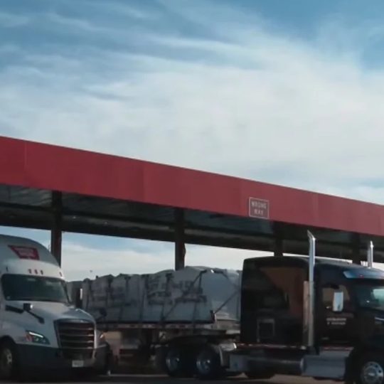 ICE detiene a más de 100 camioneros ilegales en California: Redadas tras una serie de accidentes mortales